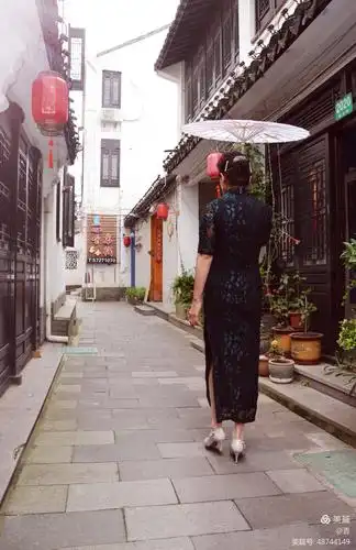 旗袍女走在古镇大街上,背影迷人优雅,风情万种