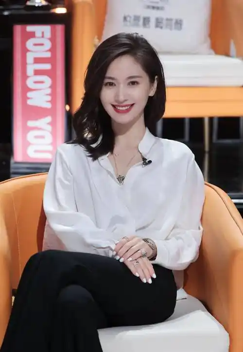 王子文新发型尝试爆炸头,时尚甜美毫不俗气,果然恋爱会让人更美_衬衫