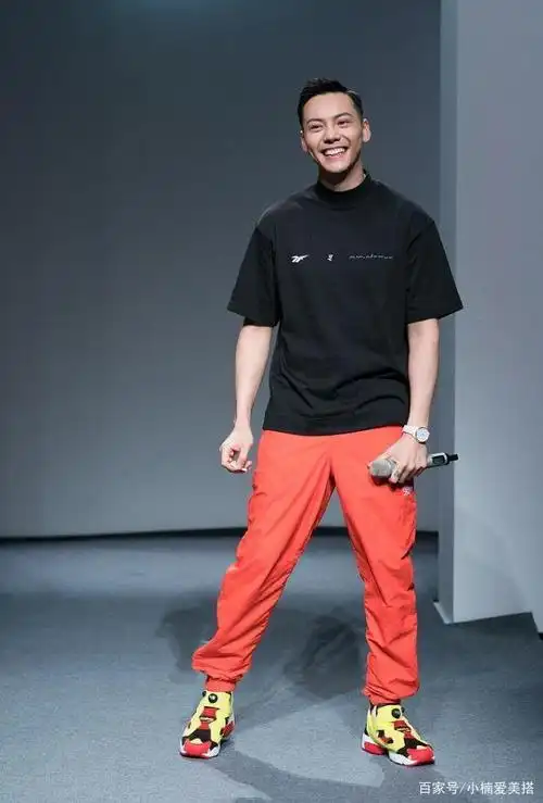 陈伟霆穿百元t都这么帅,身材就是衣架,偏分油头没几个人能驾驭