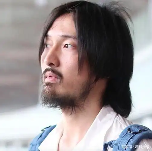 王传君身穿白衬衣短裤,留络腮胡素颜现身机场,已经毫无偶像包袱