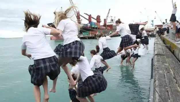 突发新西兰总理新冠阳性华人日思夜想的问题回国还是留下这里或许有