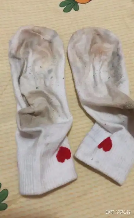 我是一名初三女生平常由于是一个汗脚又不太勤快所以袜子穿的比较久