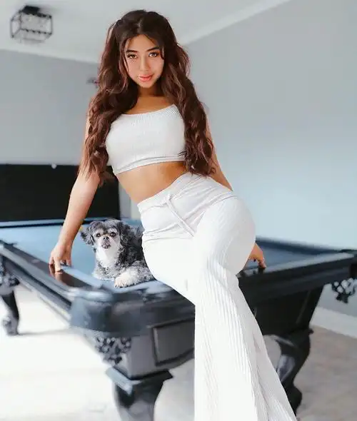 20岁的加拿大女孩,体重不过百,外形散发着极致的青春魅力_席琳