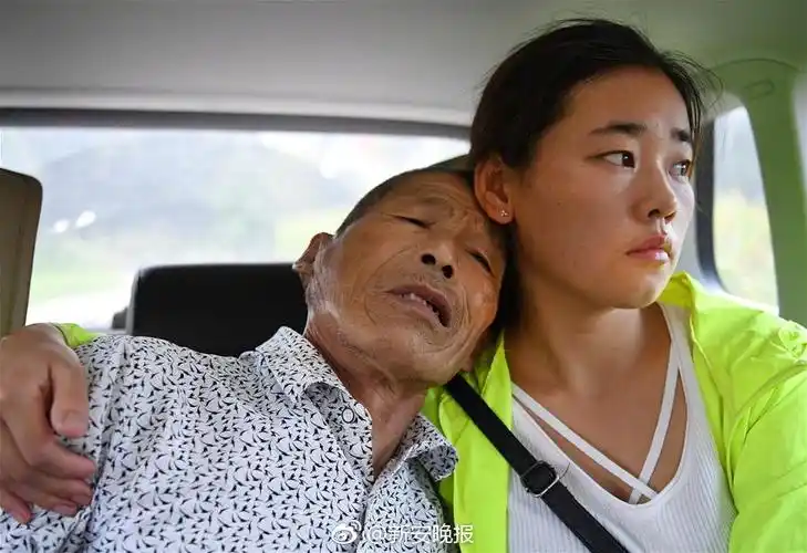安徽90后养女辞职照顾患癌养父长大后女孩要当养父的肩膀