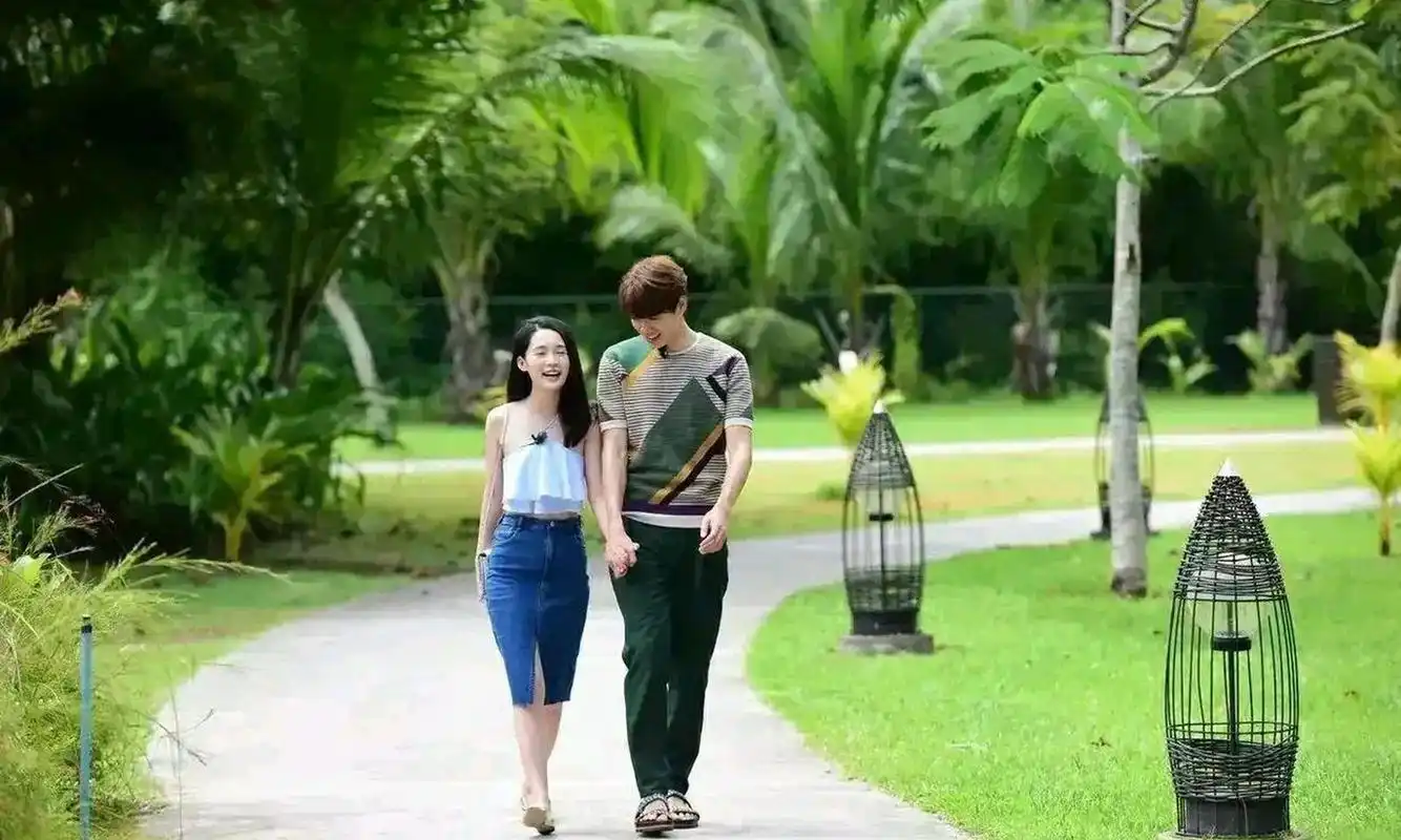 李沁和魏大勋牵手逛公园.