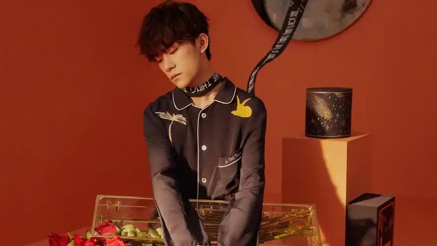 易烊千玺明星风尚壁纸5