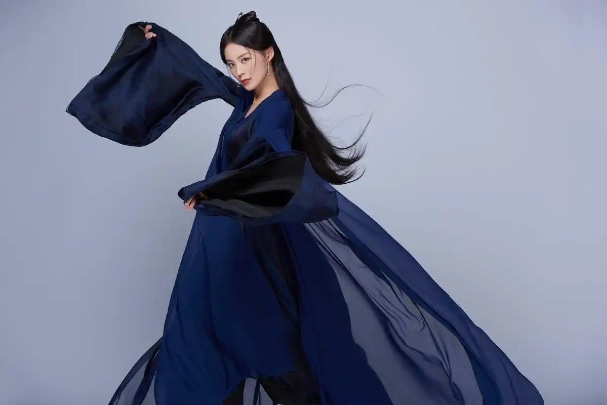 拍神雕爸妈来象山看我,晚上我们吃完饭,穿了一天古装鞋的脚肿胀酸疼