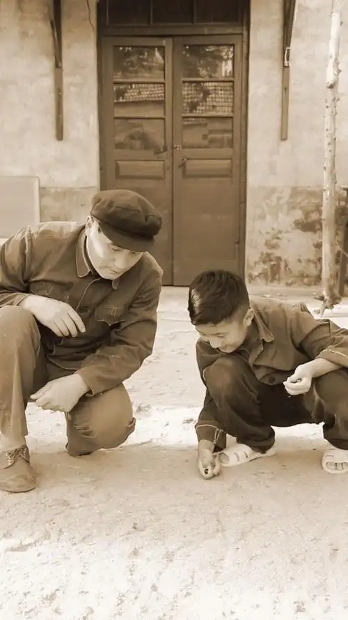 农村#70.80.90童年回忆,小时候喜欢弹溜溜蛋,多少人还记得?