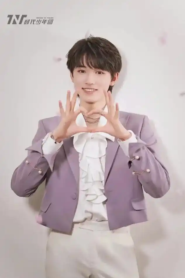 芽芽比心图(图片来源于网络)#宋亚轩 #我的神仙爱豆 #时代 - 抖音