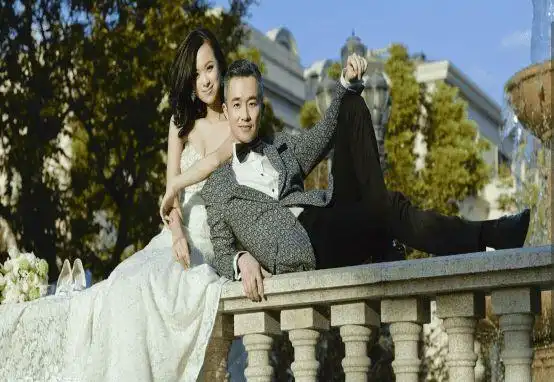 在婚礼现场,司仪倪琳与吉雪萍讲述王萌萌与程雷一路走来的浪漫故事