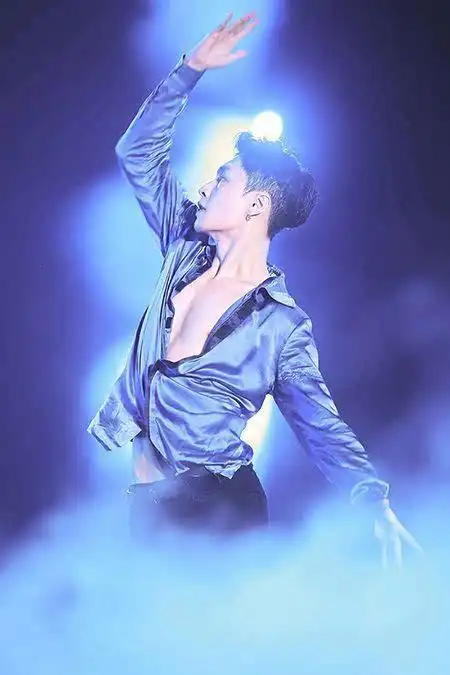 张艺兴曝水舞混剪合集 湿身性感不失力度