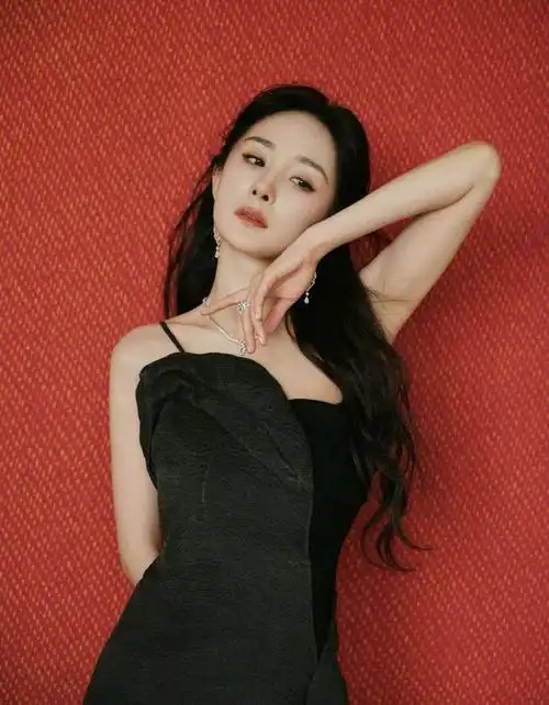 杨幂黑色吊带礼服写真|最新美照_网易订阅