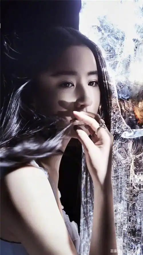 "神仙姐姐"刘亦菲妖艳起来,让人看了流鼻血!