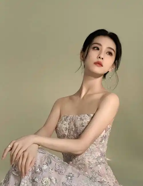 刘诗诗晒元旦美照 穿裸粉色抹胸礼裙温婉动人_气质_照片_身姿