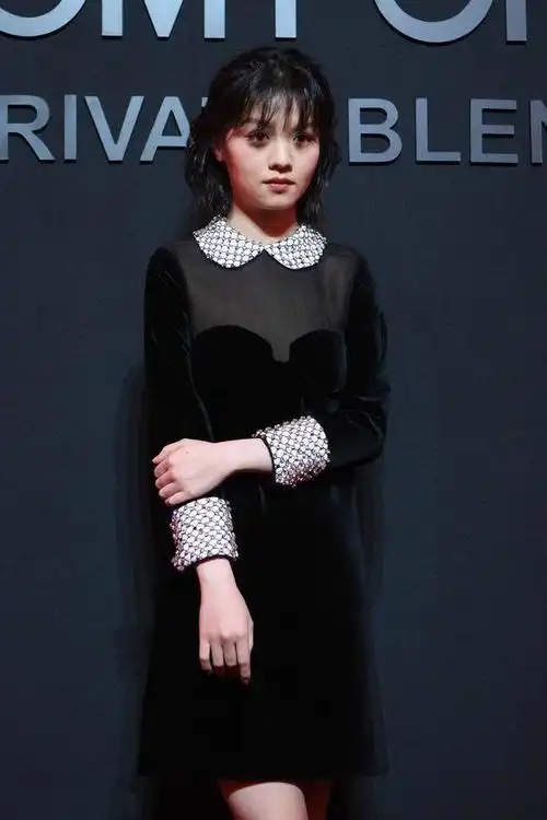 让春夏美出新高度,同时不过膝盖的裙摆,露出苗条双腿,吸引大家眼球