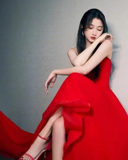关晓彤 # 关晓彤中国红抹胸长裙造型太惊艳了, 美丽优雅,侧颜超级动人