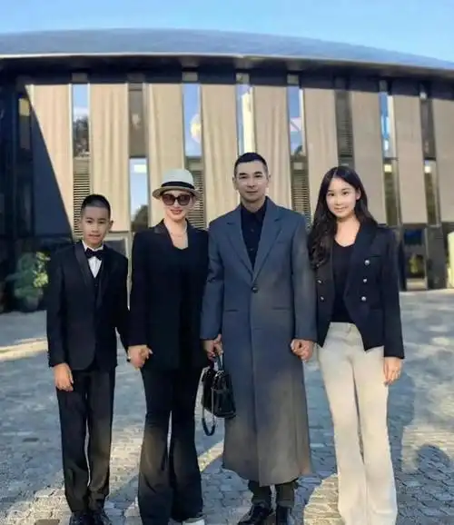 赵文卓一家四口合照!网友惊讶四人同用一张脸,真实经济情况暴露