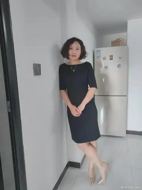 这位40岁女性的高跟鞋搭配太惊艳了