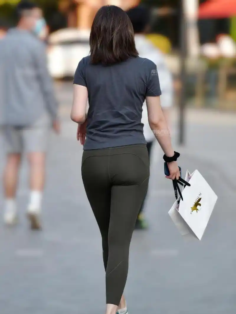 路人街拍紧身裤美女,透露着成熟女性的美!