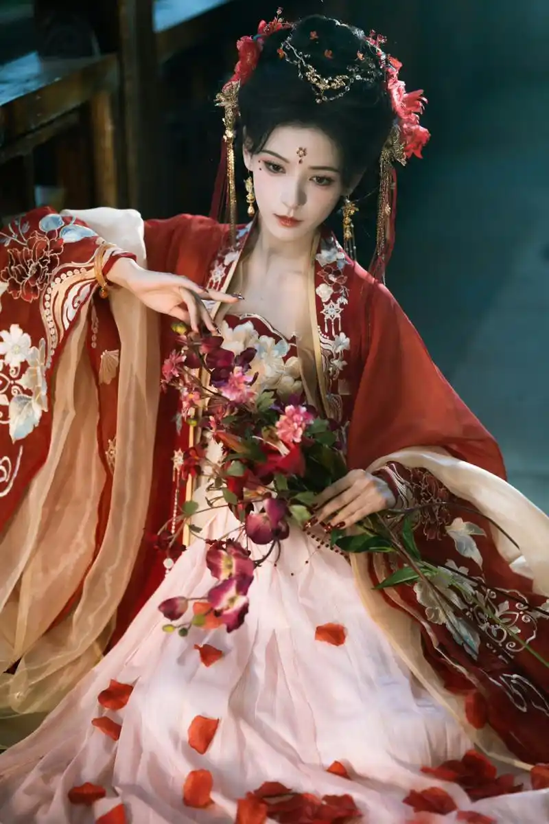 张予曦国风造型# 张予曦国风造型,古风真的很适合她呀,真的太漂亮啦