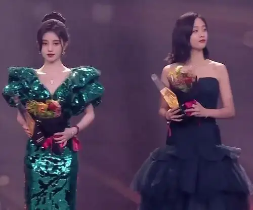 吴宣仪鞠婧祎同框,被意外拍到两人侧颜,这对比我没眼花?