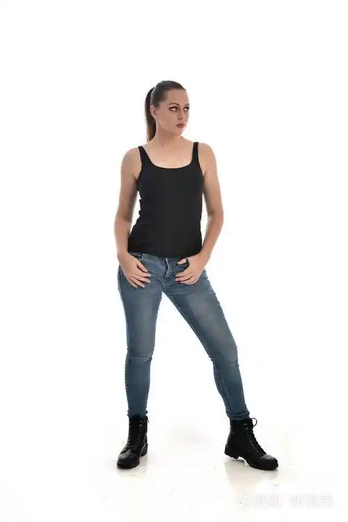 穿黑色单身牛仔裤的黑发女孩的全长肖像站姿孤立在白色工作室背景上