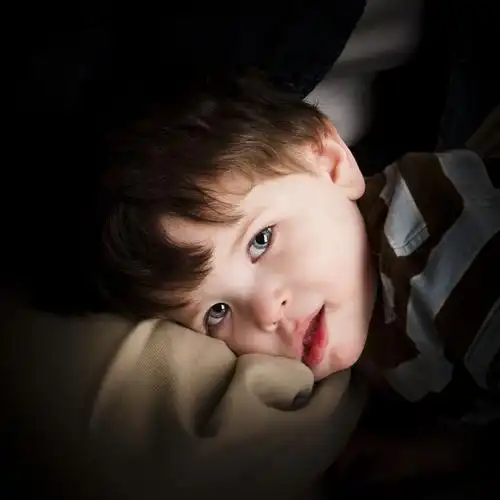 小男孩,蓝眼睛,棕发,休息,枕头,特写,可爱,看镜头,暗色,就寝时间