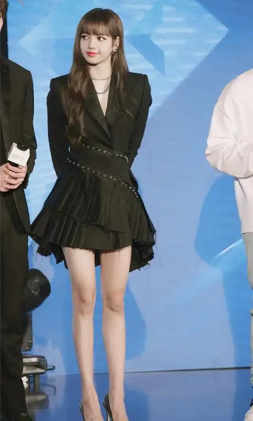 lisa黑发齐刘海这么显嫩穿印花衬衫配针织裙长腿真叫人羡慕