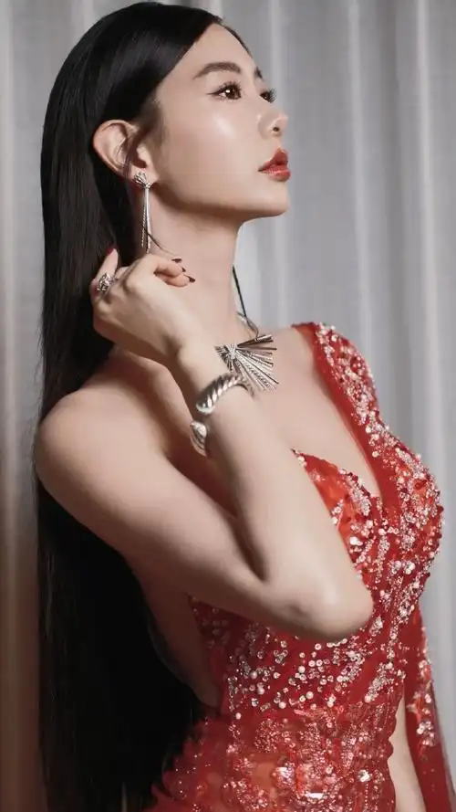 亚洲第一美克拉拉写真薄纱紧身红裙网友太有料啦