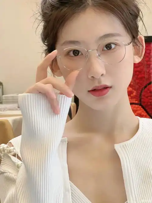 每日一美女(023,小眼镜,挺俏皮)-爱卡汽车网论坛