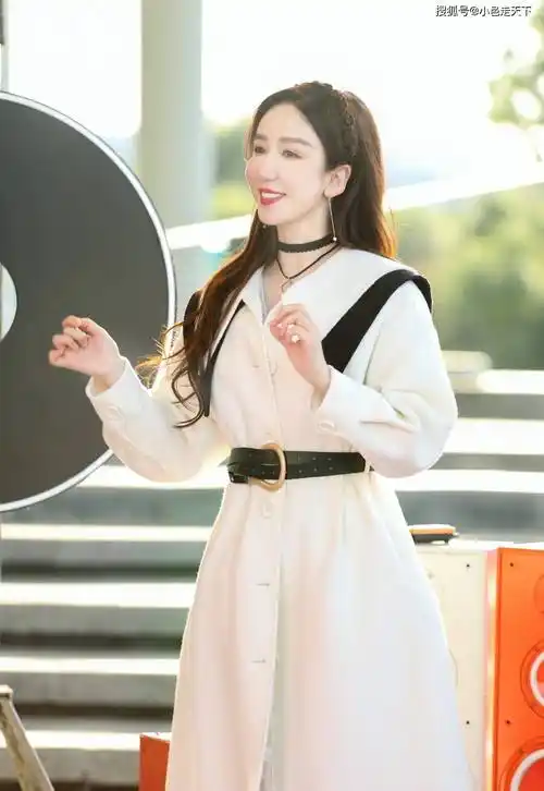 娄艺潇白色毛大衣活动照合集