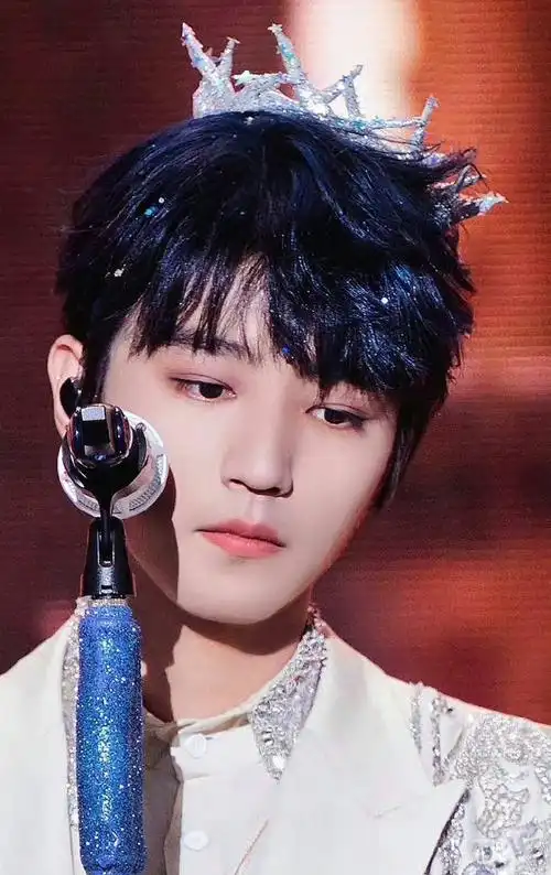 十周年的王俊凯帅得好突出,而且在舞台的样子和在电影里的样子真的好