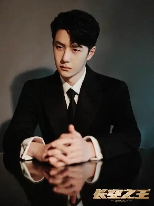 王一博 x#北京国际电影节#闭幕式造型身着一身黑色西装携新作《长空之