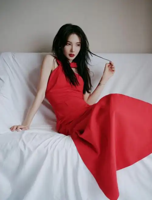 金晨穿红裙娇艳明媚 抹红唇眼神撩人