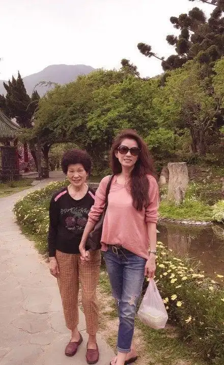 木棉花的春天女主叶全真除了颈纹明显点还真看不出老了