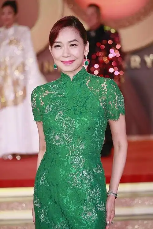 邝美云明明是奶奶辈的人穿蕾丝旗袍却一点不老气优雅大气