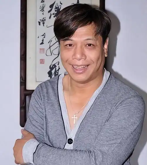 港台演员父子对比,曾志伟儿子是著名大导演,甄子丹父子如出一辙