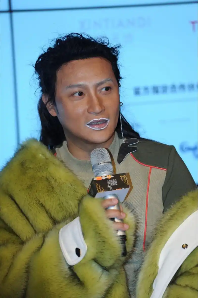 陈志朋抹白唇露肚腩走秀,穿恨天高妖气十足