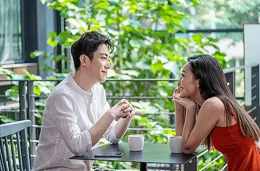 年轻情侣在约会