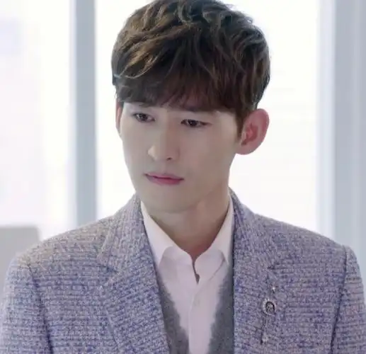 距《流星雨》已多年,张翰依然帅气未减,似乎看到了多年前的他!