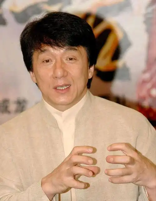 没想到2023年4月刚开始69岁成龙就以这样的方式败光观众缘