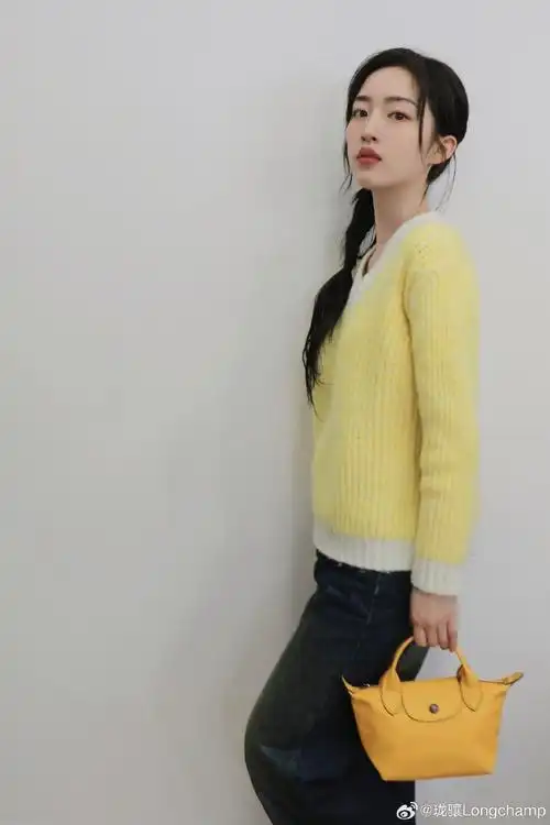 演员@邓恩熙拍了拍春天,色彩灵感即刻掉落.