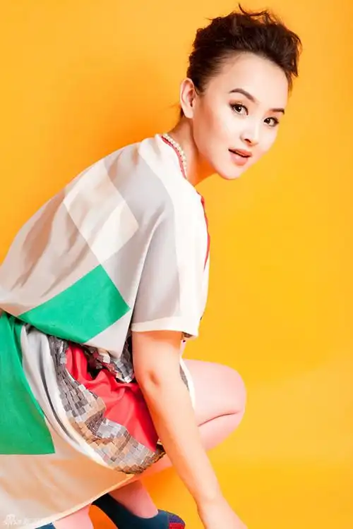 组图:王晶多彩时尚写真 身姿灵动俏皮可人