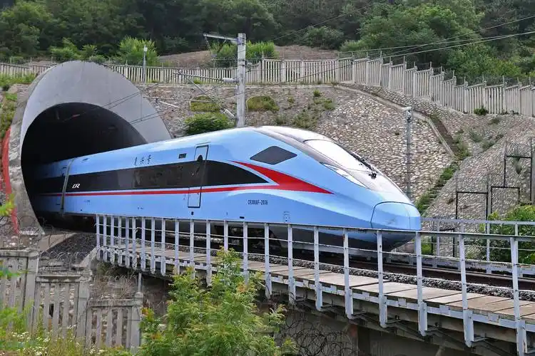 新华社发(曹建雄 摄)6月14日,一列高铁列车行驶在宝兰高铁甘肃定西