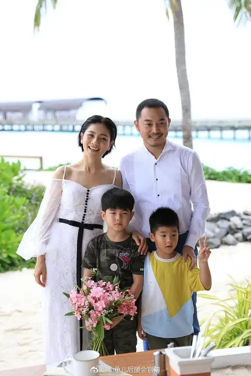 沙溢一家人,居然小鱼儿脸最小,还有尖下巴