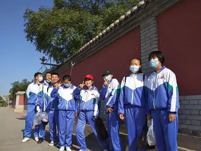 银川二中高一(2)班团支部国庆期间参加志愿活动