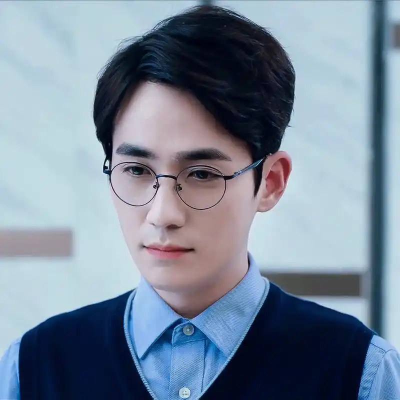 电视剧电影里有很多男演员有戴眼镜的造型,朱一龙在《镇魂》中扮演的