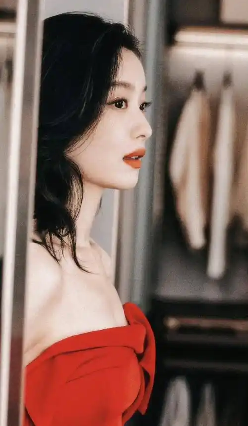 倪妮新营业美照,穿抹胸红裙优雅迷人,长卷发慵懒又明艳_红色_玉墨