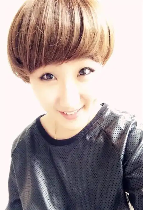 女生剪蘑菇头齐刘海发型