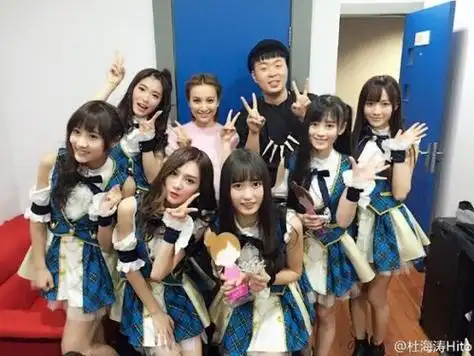 杜海涛吴昕与女团合照 "四千年第一美女"颜值出挑